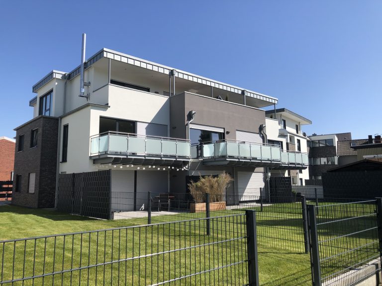 Mehrfamilienhaus Neubau in Staffelgeschoss mit kleinem Garten