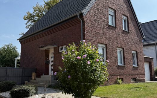 Freistehendes Einfamilienhaus mit 1127qm Grundstück und Garage