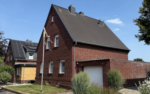 Freistehendes Einfamilienhaus mit 1127qm Grundstück und Garage