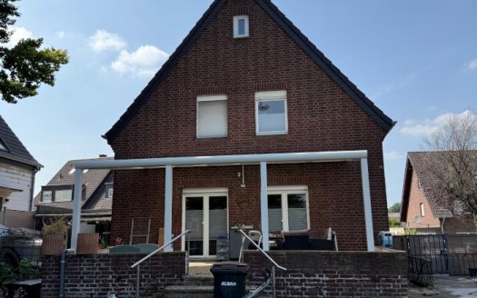 Freistehendes Einfamilienhaus mit 1127qm Grundstück und Garage