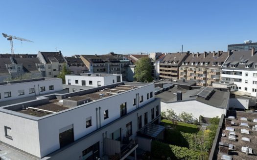 Modernisierungsbedürftige 2-Zimmerwohnung mit 2 Balkonen und TG-Platz