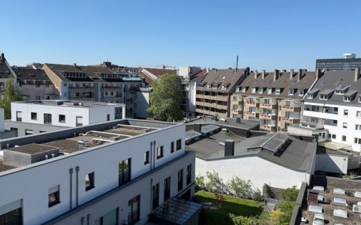 Modernisierungsbedürftige 2-Zimmerwohnung mit 2 Balkonen und TG-Platz