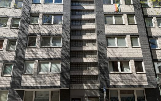 Modernisierungsbedürftige 2-Zimmerwohnung mit 2 Balkonen und TG-Platz